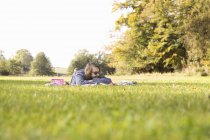 Hombre joven relajándose en el picnic - foto de stock