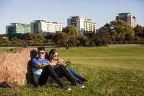 Paar sitzt im Park — Stockfoto