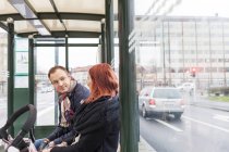 Paar an Bushaltestelle — Stockfoto