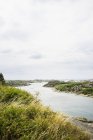 Спокойная река против облачного неба — стоковое фото