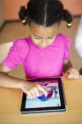 Pintura menina no tablet digital — Fotografia de Stock