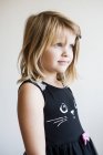 Petite fille mignonne en robe noire — Photo de stock