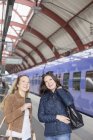 Femmes sur la plate-forme ferroviaire — Photo de stock