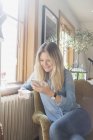 Щаслива жінка використовує мобільний телефон — стокове фото