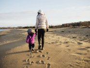 Madre con figlia in spiaggia — Foto stock