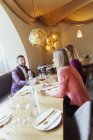 Amigos conversando enquanto sentados no restaurante — Fotografia de Stock