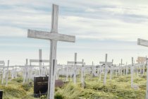 Cruces en el cementerio contra el cielo - foto de stock