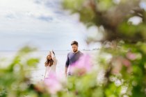 Giovane coppia a piedi in spiaggia — Foto stock