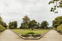 Árboles y senderos en el parque contra el cielo - foto de stock