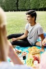 Hombre feliz disfrutando de picnic - foto de stock