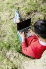 Студент університету використовує ноутбук у парку — стокове фото