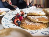 Donna che ha pancake — Foto stock