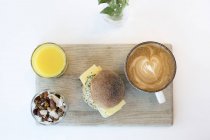 Succo d'arancia, sandwich e cappuccino — Foto stock