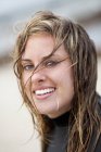 Щаслива мокра жінка на пляжі — стокове фото