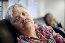 Mujer con síndrome de Down - foto de stock