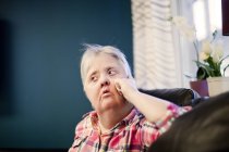 Femme mature avec syndrome du duvet — Photo de stock