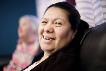 Усміхнена жінка з синдромом Дауна — стокове фото
