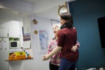 Donna che balla con caregiver — Foto stock