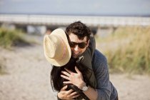 Uomo abbracciando amico femminile — Foto stock