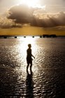 Junger Mann steht im Meer — Stockfoto