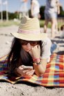 Молодая женщина с помощью мобильного телефона — стоковое фото
