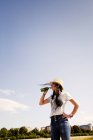 Молода жінка п'є пиво — стокове фото