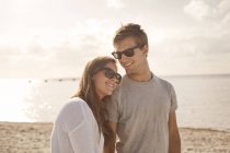 Пара наслаждается отдыхом на пляже — стоковое фото