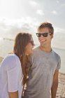 Paar genießt im Sommerurlaub am Strand — Stockfoto