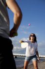 Femme jouant au tennis avec un ami — Photo de stock