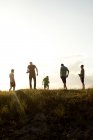 Amis masculins marchant sur le terrain herbeux — Photo de stock