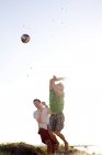 Amigos jugando voleibol - foto de stock
