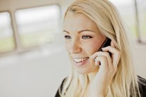 Woman talking on mobile phone — Stock Photo