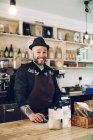 Усміхнений чоловік barista — стокове фото