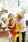 Glückliches Paar am Tresen im Café — Stockfoto