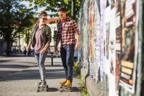 Coppia felice skateboard — Foto stock