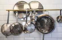 Кухонная утварь висит на кухне — стоковое фото