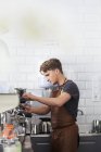 Молодий бариста готує каву — стокове фото
