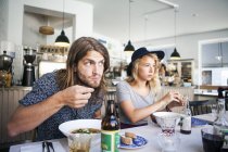 Amici che hanno cibo a tavola nel ristorante — Foto stock
