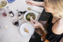 Frau mit Essen am Tisch — Stockfoto