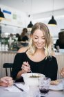 Frau isst in Restaurant — Stockfoto