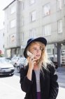 Donna che utilizza il telefono cellulare in città — Foto stock