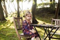 Скучная маленькая девочка — стоковое фото