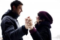 Couple souriant tenant la main — Photo de stock