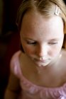 Porträt eines traurigen Mädchens mit Sommersprossen — Stockfoto