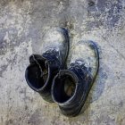 Zapatos desordenados en la calle - foto de stock