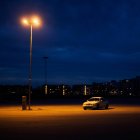 Автомобіль на освітленій міській вулиці — стокове фото