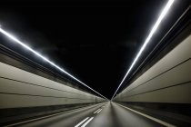 Trilhas de luz na estrada à noite — Fotografia de Stock