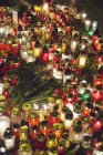 Свечи и цветы в церкви — стоковое фото