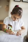 Nettes Mädchen macht Hausaufgaben — Stockfoto