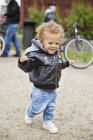 Junge läuft auf Fußweg — Stockfoto
